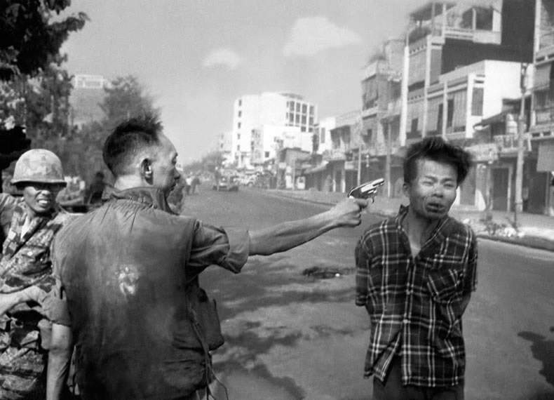 fotografia de l'execució d'un membre del vietcong pel cap de policía de Saigón el 1968 